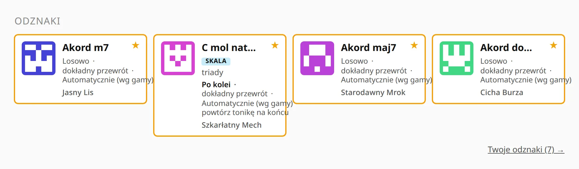 Pasek odznak na Panelu: cztery karty ćwiczeń w pomarańczowych ramkach z gwiazdkami i link do wszystkich siedmiu odznak.